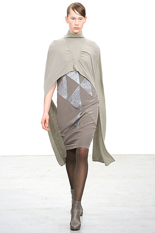 Vestido gris recortes geometricos plateaados capa tejida V Branquinho